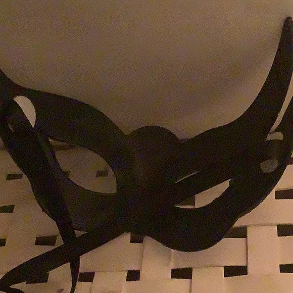 Beautiful Glittery Accents Mask - Picture 2 of 4